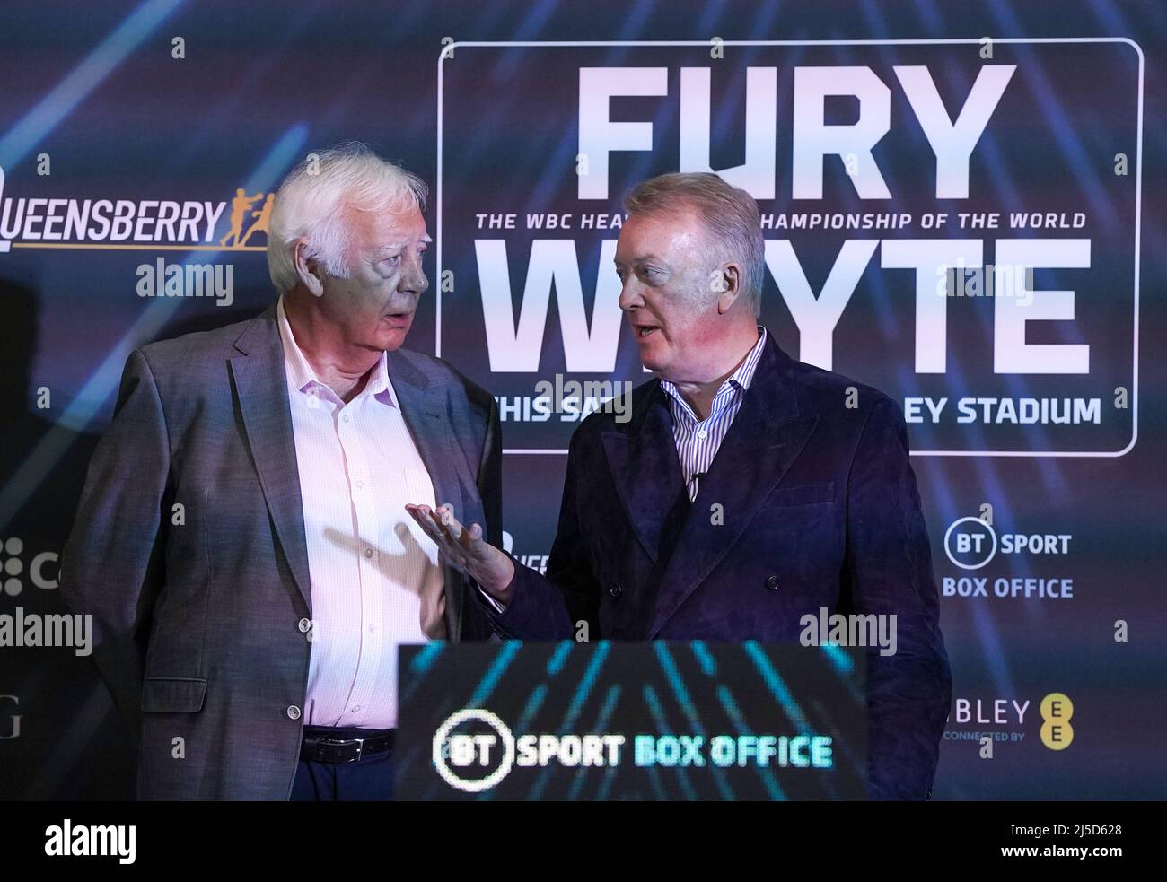 Der Vorsitzende des britischen Boxing Board of Control, Charles Giles, und der Promoter Frank Warren während der Einwaage im BOXPARK Wembley, London. Bilddatum: Freitag, 22. April 2022. Stockfoto