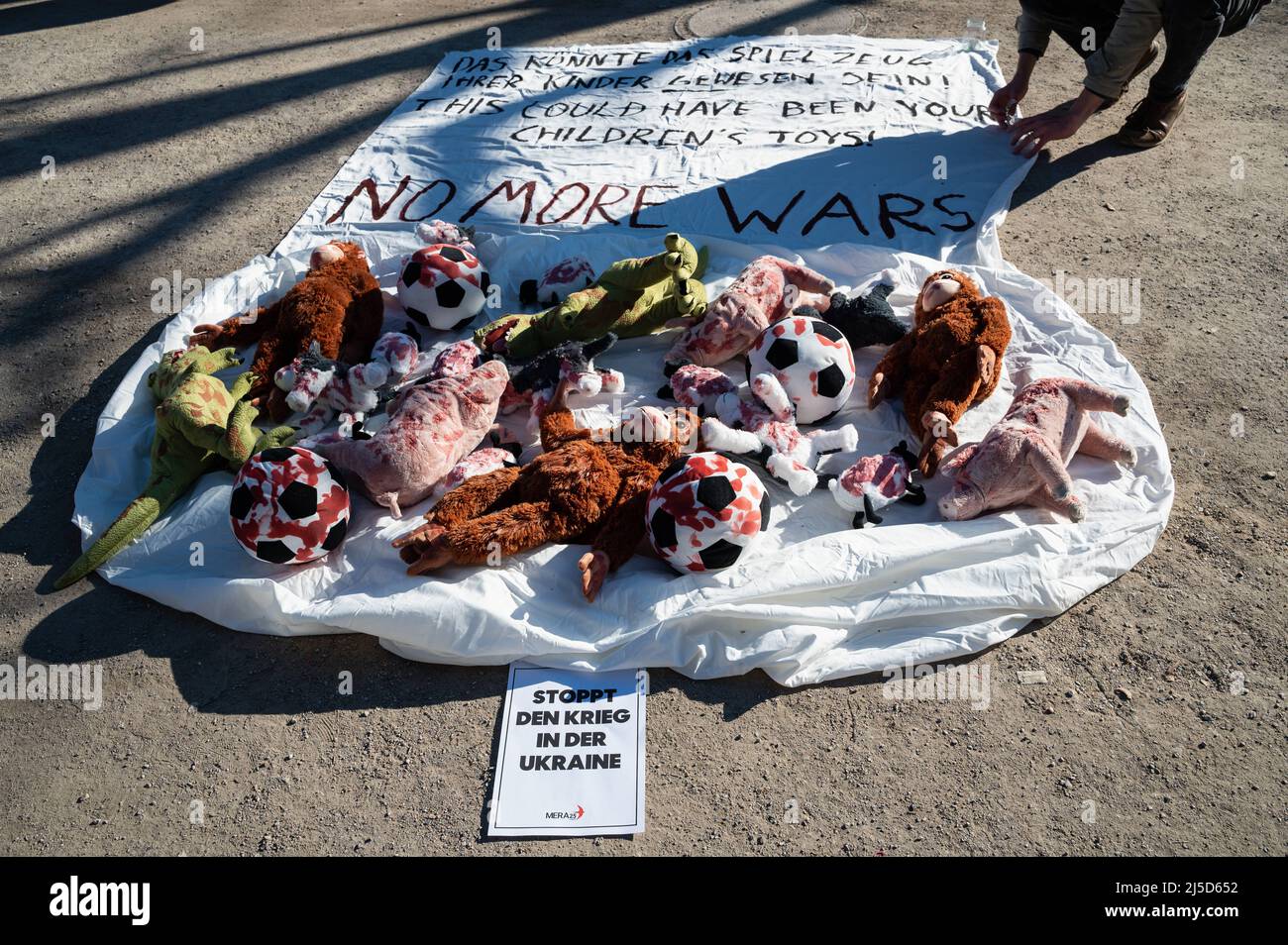 03/07/2022, Berlin, Deutschland, Europa - eine Installation von mit Blut bedeckten Stofftieren und Spielzeug auf einem Transparent auf dem Boden während eines Protestes vor der russischen Botschaft unter den Linden im Bezirk Mitte. Die Spielzeuge stehen symbolisch für die Anzahl der Kinder, die bei der russischen Invasion in die Ukraine ums Leben kamen. [Automatisierte Übersetzung] Stockfoto