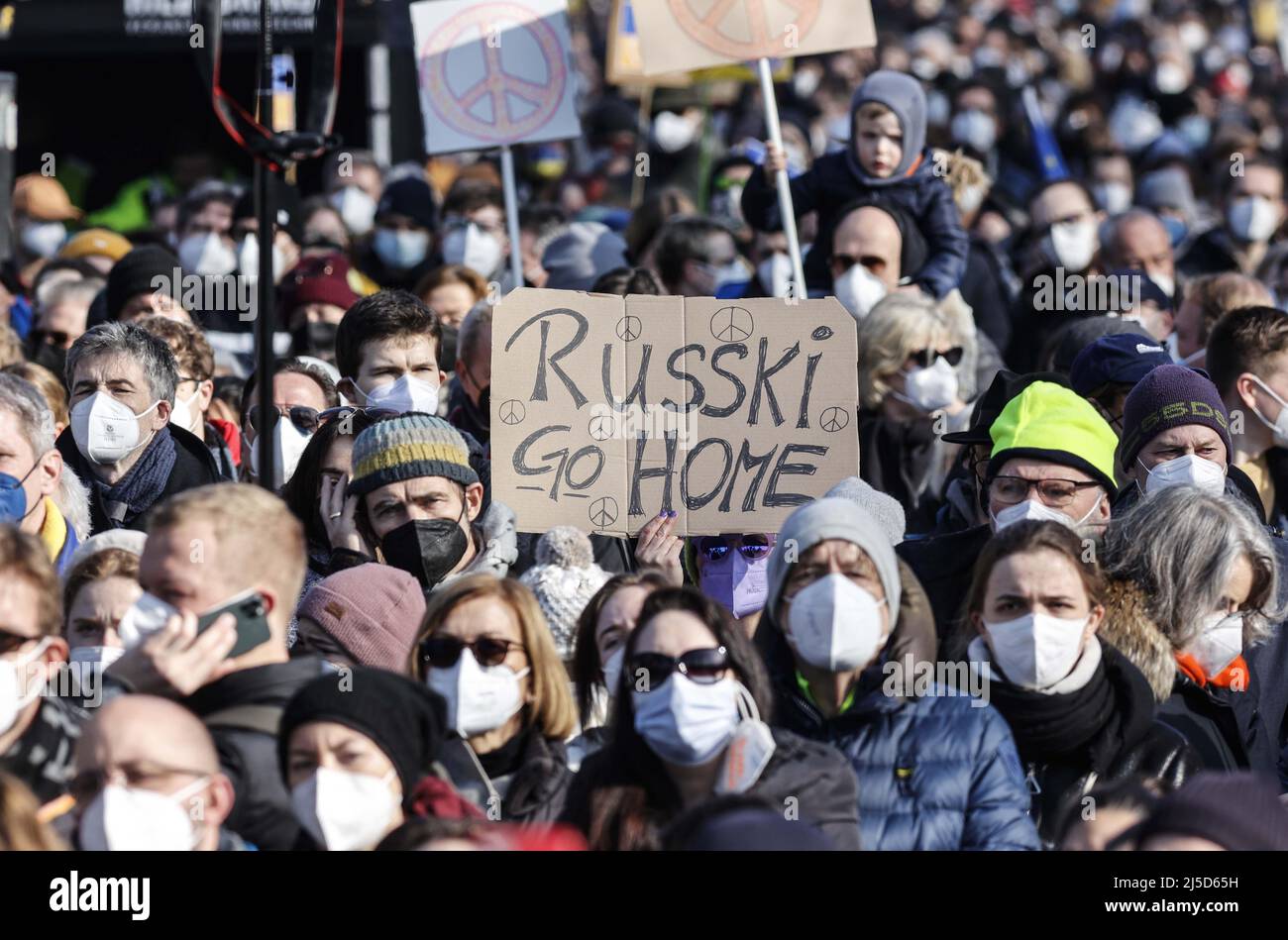 Berlin, 27.02.2022 - Tausende demonstrieren in Berlin gegen den Krieg der russischen Truppen in der Ukraine. [Automatisierte Übersetzung] Stockfoto