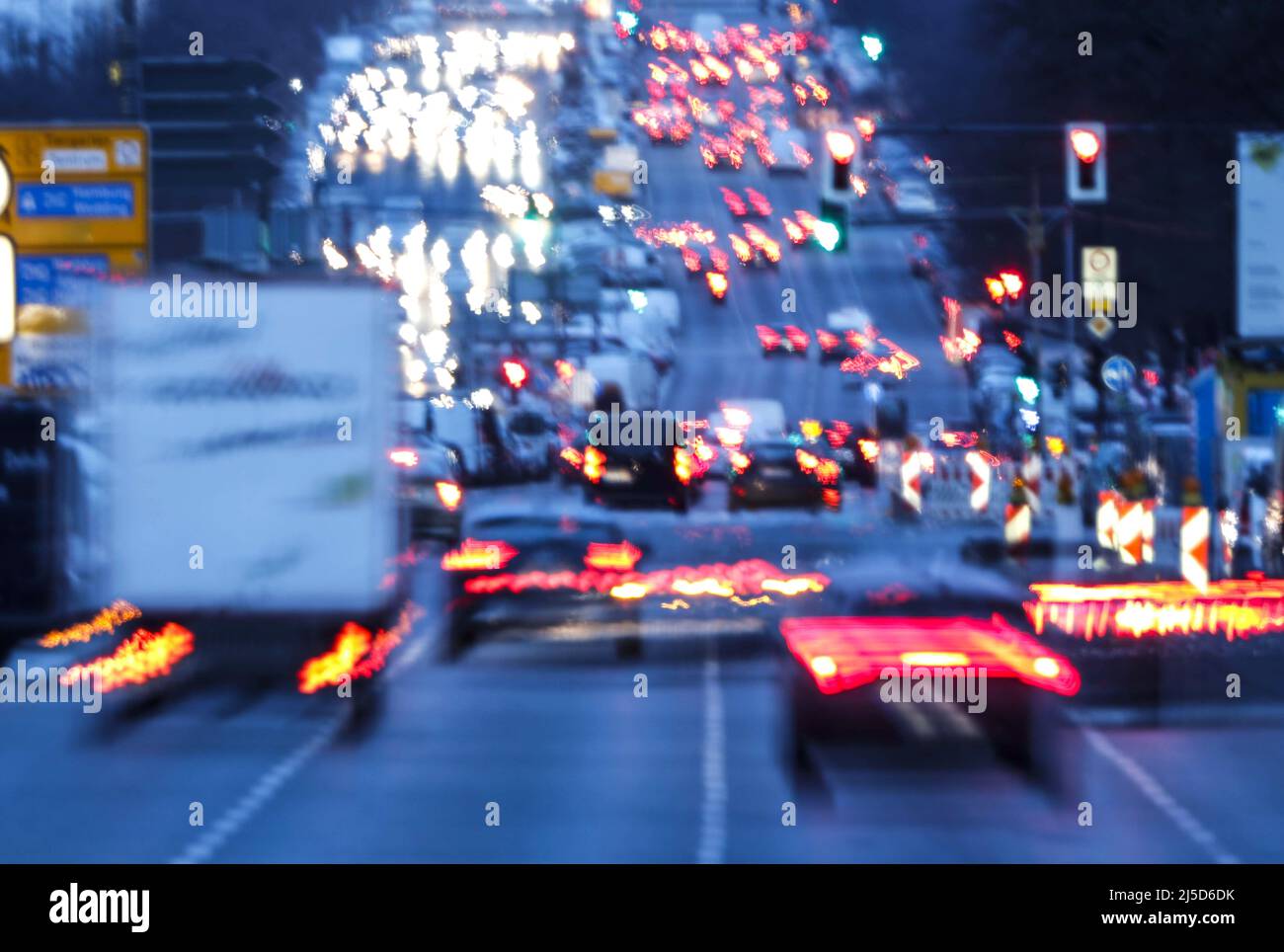 Berlin, 01.04.2022 - Stop and Go ist das Motto für Autofahrer auf dem belebten Kaiserdamm. Damit Deutschland seine Klimaziele erreichen kann, müssen die durch den Verkehr erzeugten Treibhausgase bis 2030 um 42 Prozent gegenüber dem Stand von 1990 reduziert werden. [Automatisierte Übersetzung] Stockfoto