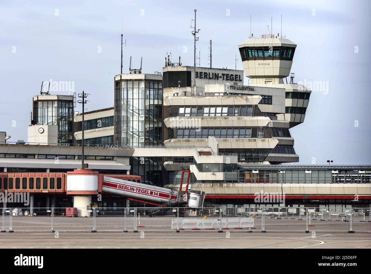 Berlin, 01.04.2022 - Blick auf den stillgelegten Flughafen Berlin-Tegel.der Flughafen wurde 2020 eingestellt. Der Flughafen wurde während der Pandemie von Covid19 als Impfzentrum genutzt. Derzeit dient sie als Erstaufnahme für Flüchtlinge aus der Ukraine. [Automatisierte Übersetzung] Stockfoto