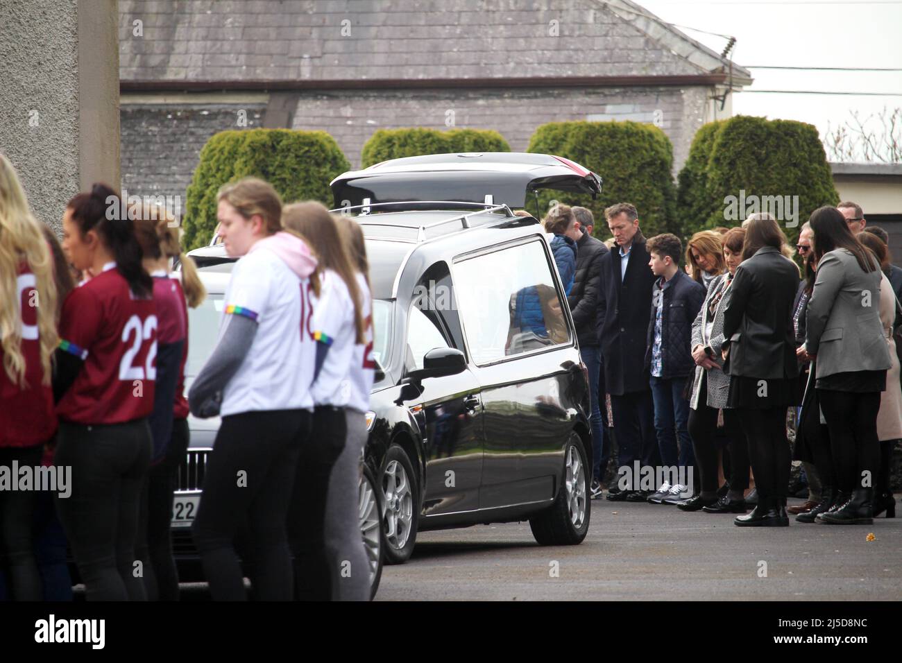 Trauernde nehmen am Freitag an der Beerdigung des jungen GAA-Camogiespielers im Co Galway Teil. Kate Moran, 20, aus dem Dorf Monivea, wurde am Montag beim Spielen für den Arenry Camogie Club tödlich verletzt und starb am Dienstag im Krankenhaus. Stockfoto