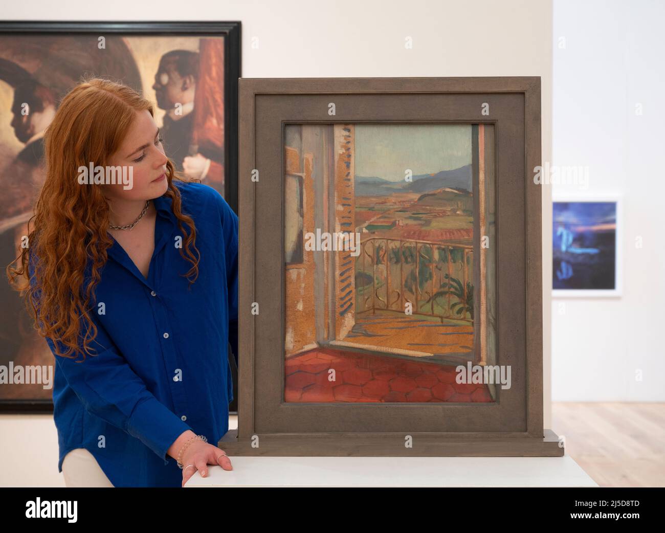 The Lightbox, Woking, Großbritannien. 22. April 2022. A Window into Scottish Art: The Ingram & Fleming Collections (23. April bis 3. Juli 2022) versammelt mehr als 30 bedeutende Werke, die sich mit der Geschichte der schottischen Kunst beschäftigen. Die Ausstellung ist aus zwei Sammlungen, die sich ergänzen, zusammengestellt: Den Ingram und den Fleming Collections. Die Ingram Collection gilt heute als eine der bedeutendsten und öffentlich zugänglichen Sammlungen moderner britischer Kunst in diesem Land, und die Fleming Collection gilt als die feinste Sammlung schottischer Kunst außerhalb öffentlicher Institutionen. Bild: Doppelseitiges Bedienfeld, Stockfoto