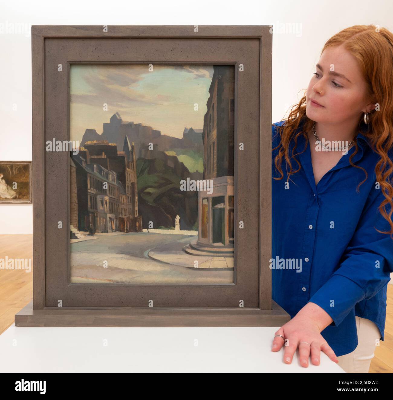 The Lightbox, Woking, Großbritannien. 22. April 2022. A Window into Scottish Art: The Ingram & Fleming Collections (23. April bis 3. Juli 2022) versammelt mehr als 30 bedeutende Werke, die sich mit der Geschichte der schottischen Kunst beschäftigen. Die Ausstellung ist aus zwei Sammlungen, die sich ergänzen, zusammengestellt: Den Ingram und den Fleming Collections. Die Ingram Collection gilt heute als eine der bedeutendsten und öffentlich zugänglichen Sammlungen moderner britischer Kunst in diesem Land, und die Fleming Collection gilt als die feinste Sammlung schottischer Kunst außerhalb öffentlicher Institutionen. Bild: Doppelseitiges Bedienfeld, Stockfoto