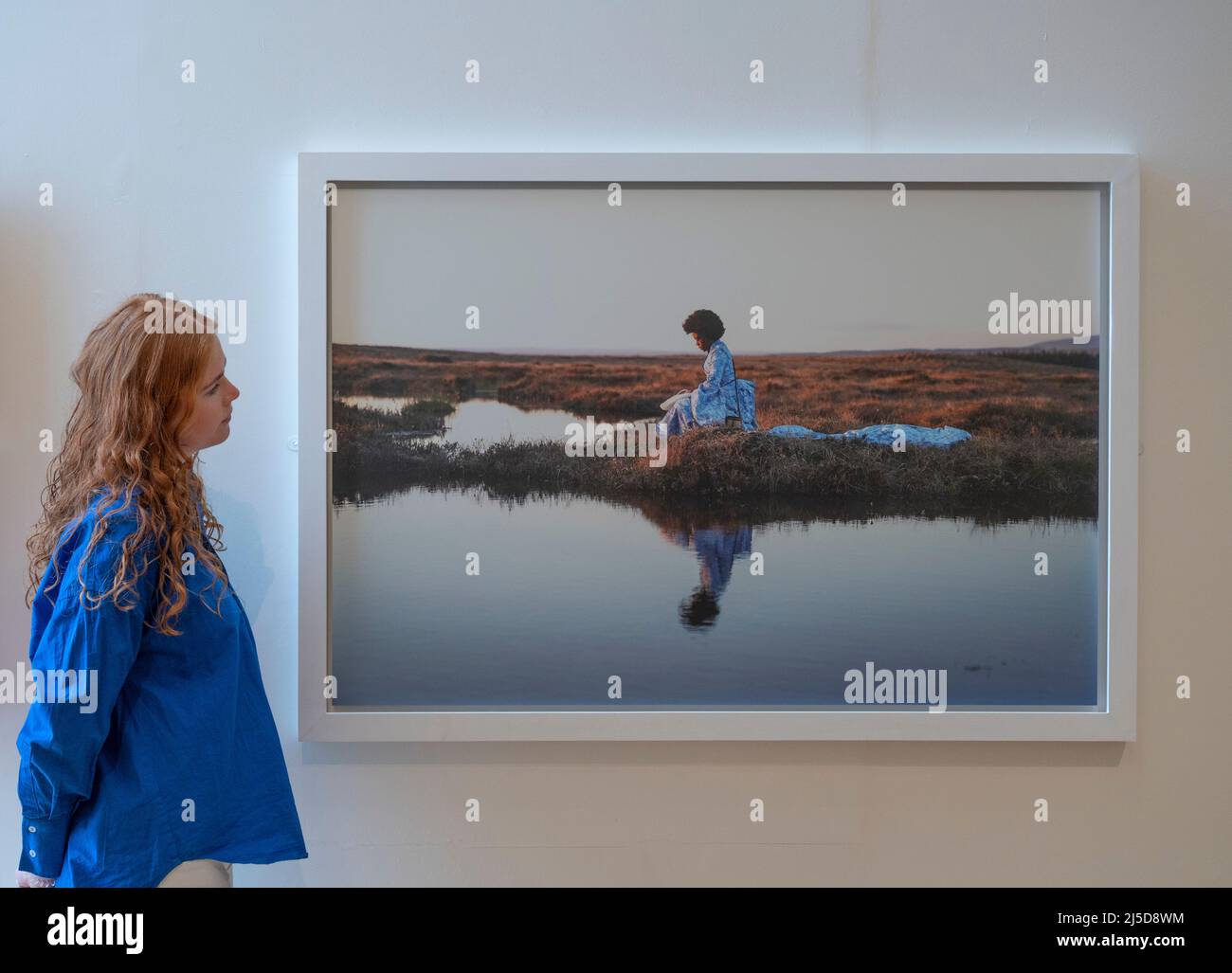 The Lightbox, Woking, Großbritannien. 22. April 2022. A Window into Scottish Art: The Ingram & Fleming Collections (23. April bis 3. Juli 2022) versammelt mehr als 30 bedeutende Werke, die sich mit der Geschichte der schottischen Kunst beschäftigen. Die Ausstellung ist aus zwei Sammlungen, die sich ergänzen, zusammengestellt: Den Ingram und den Fleming Collections. Die Ingram Collection gilt heute als eine der bedeutendsten und öffentlich zugänglichen Sammlungen moderner britischer Kunst in diesem Land, und die Fleming Collection gilt als die feinste Sammlung schottischer Kunst außerhalb öffentlicher Institutionen. Bild: Sekai Machache (geb. 1 Stockfoto