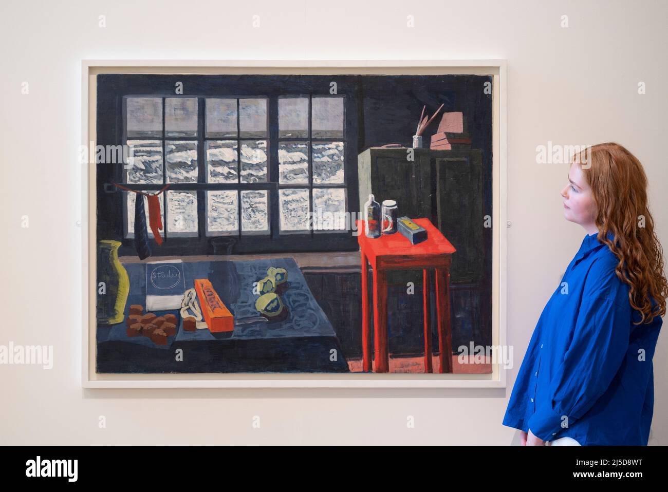 The Lightbox, Woking, Großbritannien. 22. April 2022. A Window into Scottish Art: The Ingram & Fleming Collections (23. April bis 3. Juli 2022) versammelt mehr als 30 bedeutende Werke, die sich mit der Geschichte der schottischen Kunst beschäftigen. Die Ausstellung ist aus zwei Sammlungen, die sich ergänzen, zusammengestellt: Den Ingram und den Fleming Collections. Die Ingram Collection gilt heute als eine der bedeutendsten und öffentlich zugänglichen Sammlungen moderner britischer Kunst in diesem Land, und die Fleming Collection gilt als die feinste Sammlung schottischer Kunst außerhalb öffentlicher Institutionen. Bild: Wilhemina Barns-Grah Stockfoto