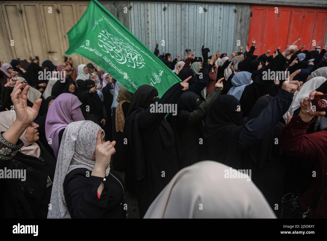 Jabalia, Palästinensische Gebiete. 22. April 2022. Anhänger der palästinensischen islamistischen Bewegung die Hamas nimmt nach dem Ende der wöchentlichen Freitagsgebete an einer Demonstration Teil, um Solidarität mit Palästinensern zu zeigen, die auf dem Gelände des Noblen Heiligtums/Tempelbergs in Jerusalem mit israelischen Sicherheitskräften zusammenprallen. Kredit: Mohammed Talatene/dpa/Alamy Live Nachrichten Stockfoto