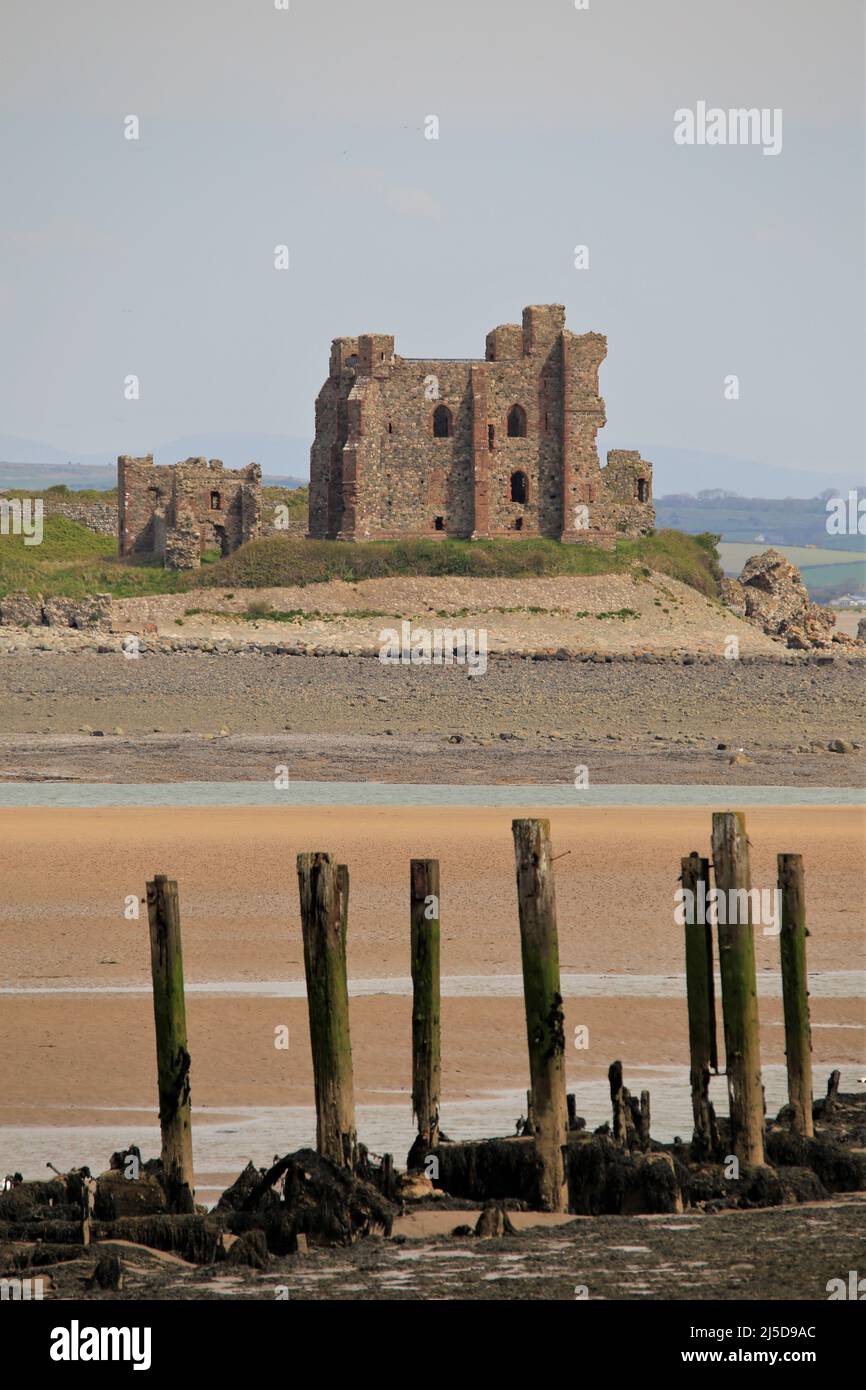 Walney Island, Cumbria, Großbritannien. 22.. April 2022. Wetter in Großbritannien. Trübe Sonne vom South Walney Nature Reserve. Blick von der Cumbrian Coast auf Piel Island auf das Piel Castle. Kredit:greenburn/Alamy Live Nachrichten. Stockfoto