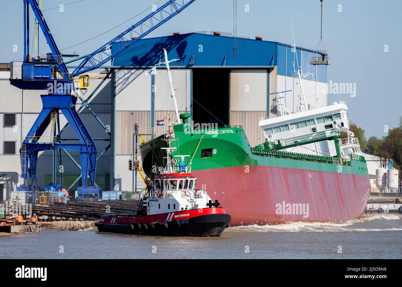 Leer, Deutschland. 22. April 2022. Der Massengutfrachter „Nordic Crystal“ wird seitwärts auf der Ferus Smit Werft gestartet. Das Schiff wurde von der Werft für die schwedische Thun-Gruppe gebaut und ist etwa 100 Meter lang und 13,35 Meter breit. Quelle: Hauke-Christian Dittrich/dpa/Alamy Live News Stockfoto