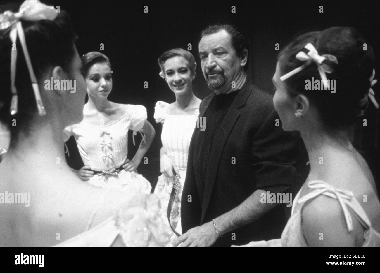 Der französische Choreograph Maurice Béjart mit jungen klassischen Tänzern des Béjart Ballet Lausanne. 1989 Stockfoto