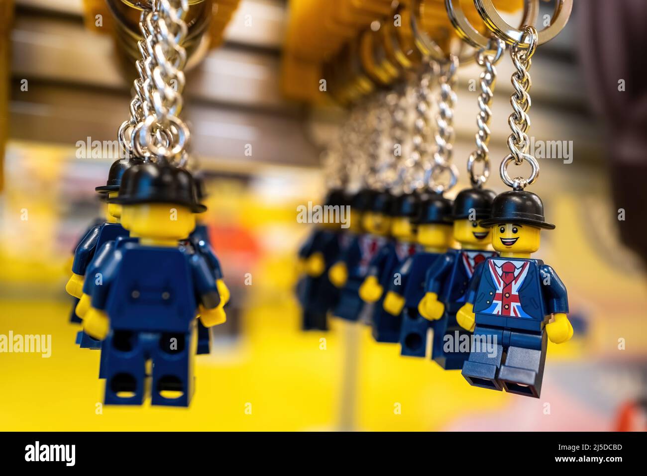 London, Großbritannien - 27. März 2022: Schlüsselanhänger für Geschäftsleute zum Verkauf im Londoner Lego-Geschäft. Diese Sammlerfiguren sind eine Sonderausgabe von Englishman in Stockfoto