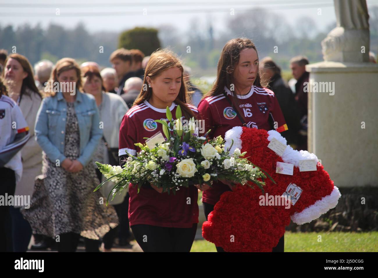 Trauernde nehmen am Freitag an der Beerdigung des jungen GAA-Camogiespielers im Co Galway Teil. Kate Moran, 20, aus dem Dorf Monivea, wurde am Montag beim Spielen für den Arenry Camogie Club tödlich verletzt und starb am Dienstag im Krankenhaus. Bilddatum: Freitag, 22. April 2022. Stockfoto