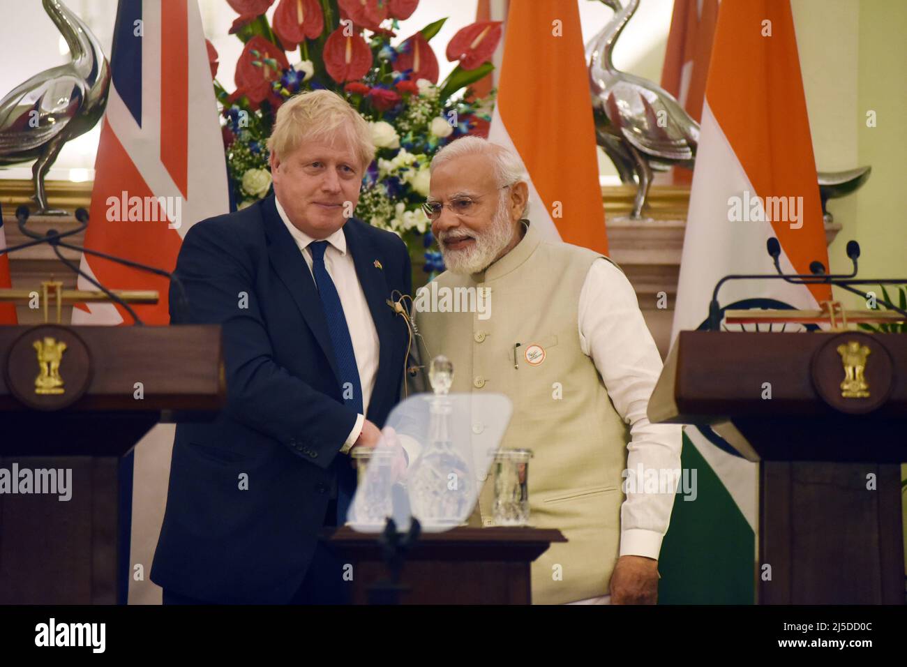 Neu-Delhi, Indien. 22. April 2022. Der britische Premierminister Boris Johnson posiert mit seinem indischen Amtskollegen Narendra Modi vor ihren Gesprächen im Hyderabad-Haus in Neu-Delhi, Indien, am 22. April 2022. Boris Johnson ist auf einem zweitägigen Besuch in Indien. (Foto: Sondeep Shankar/Pacific Press/Sipa USA) Quelle: SIPA USA/Alamy Live News Stockfoto