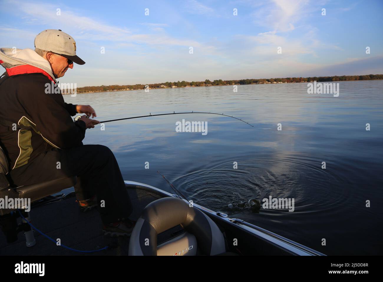 Wellen auf dem Wasser Stockfoto