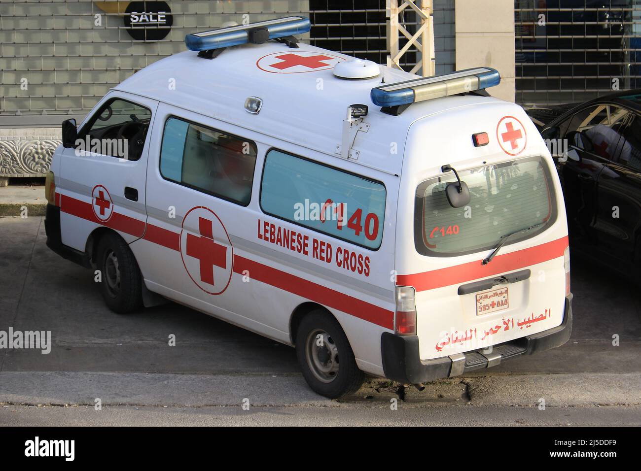 Ein geparkter libanesischer Transporter des Roten Kreuzes mit der Notrufnummer 144. Stockfoto