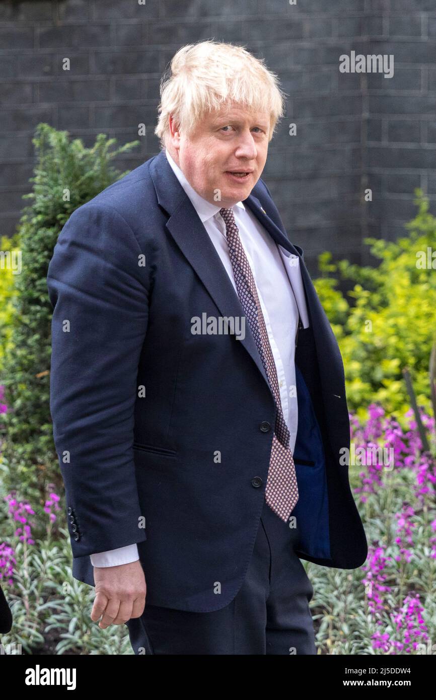 Der britische Premierminister Boris Johnson geht entlang der Downing Street. Stockfoto
