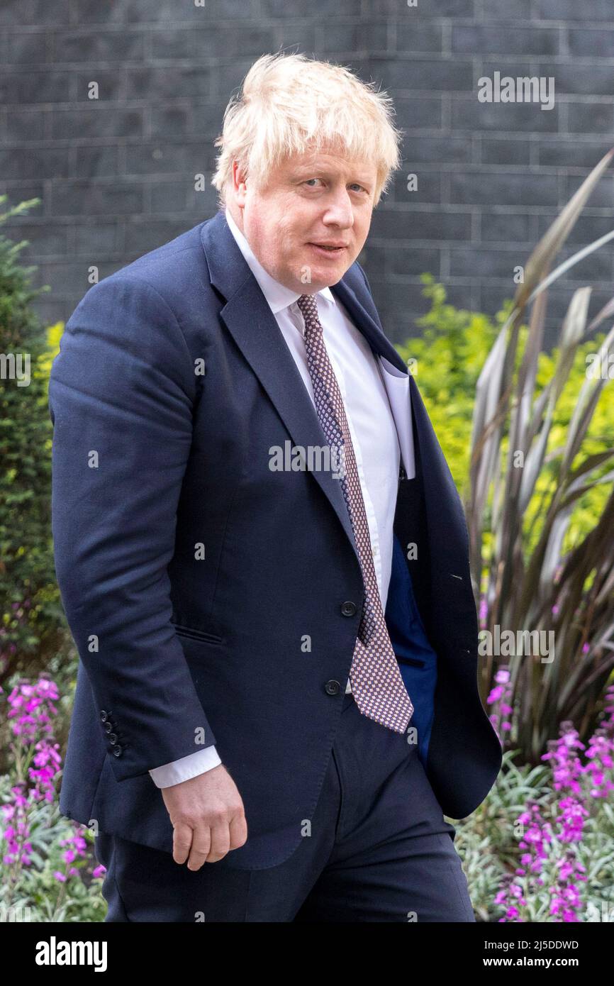 Der britische Premierminister Boris Johnson geht entlang der Downing Street. Stockfoto