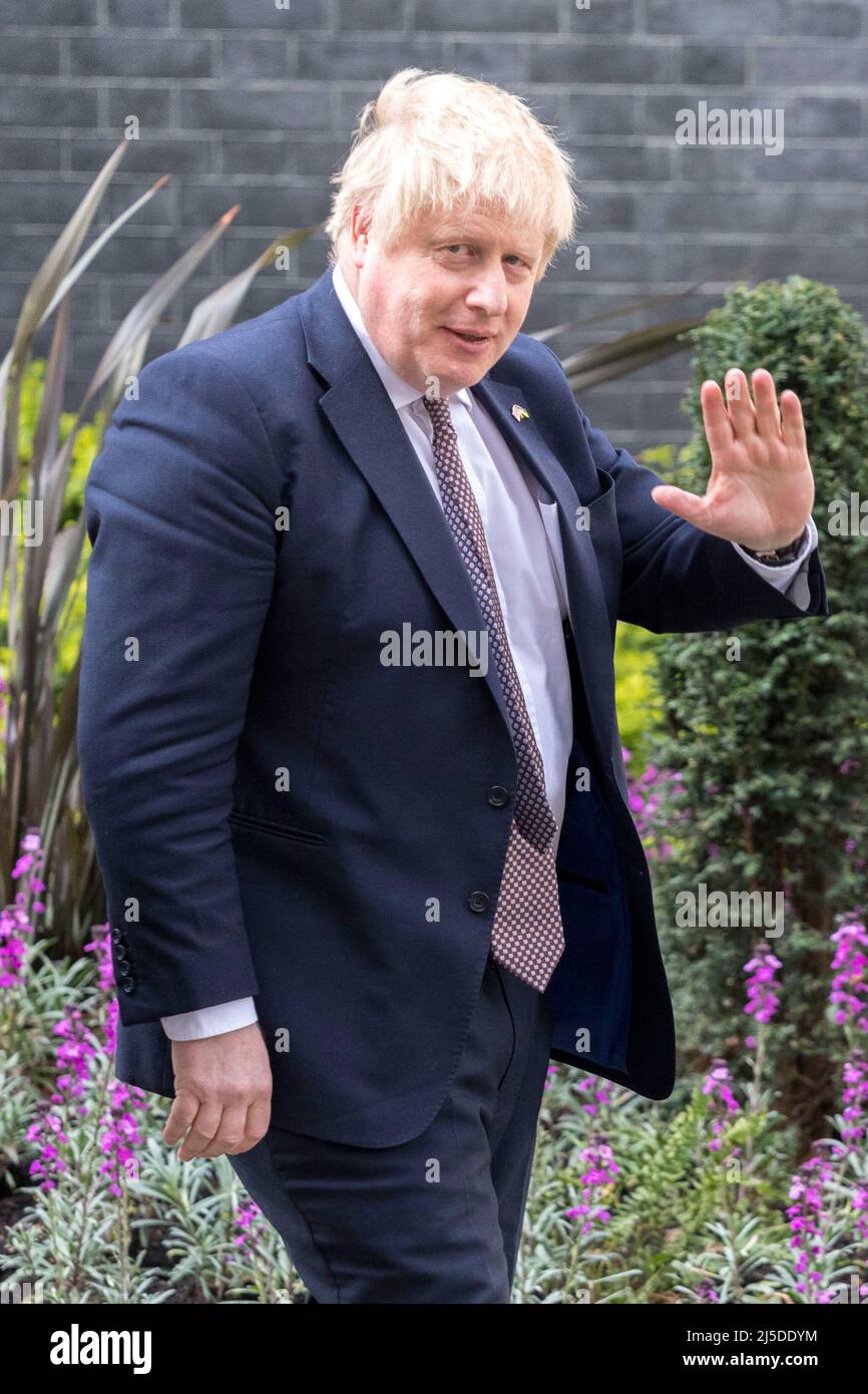 Der britische Premierminister Boris Johnson geht entlang der Downing Street. Stockfoto