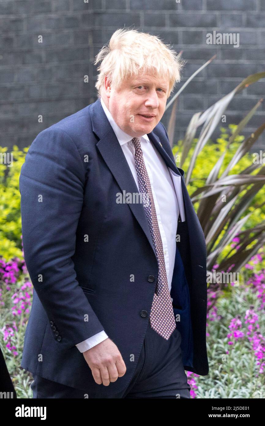 Der britische Premierminister Boris Johnson geht entlang der Downing Street. Stockfoto