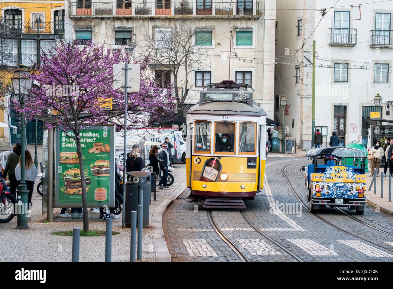 Alte Straßenbahn, Tram im Stadtquartier Alfama, Tram 28, Lissabon, Portugal, Europa Stockfoto