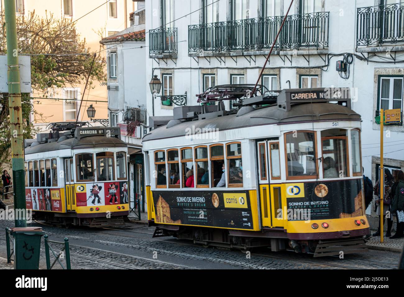 Alte Straßenbahn, Tram im Stadtquartier Alfama, Tram 28, Lissabon, Portugal, Europa Stockfoto