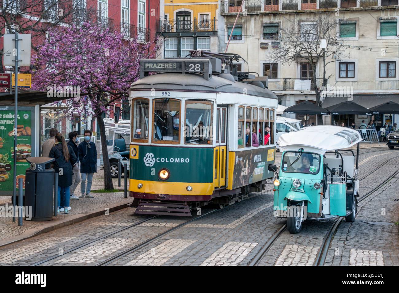 Alte Straßenbahn, Tram im Stadtquartier Alfama, Lissabon, Portugal, Europa Stockfoto