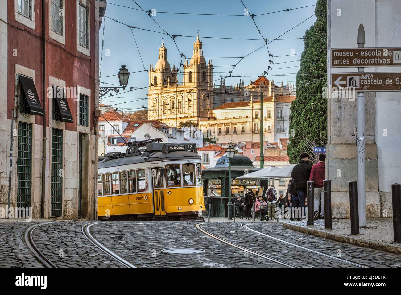 Alte Straßenbahn, Tram 12 im Stadtquartier Alfama, Lissabon, Portugal, Europa Stockfoto