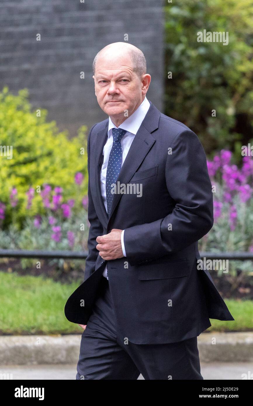 Bundeskanzler Olaf Scholz trifft in der Downing Street ein und wird vom britischen Premierminister Boris Johnson empfangen. Bilder aufgenommen am 8.. April 2022. © B Stockfoto