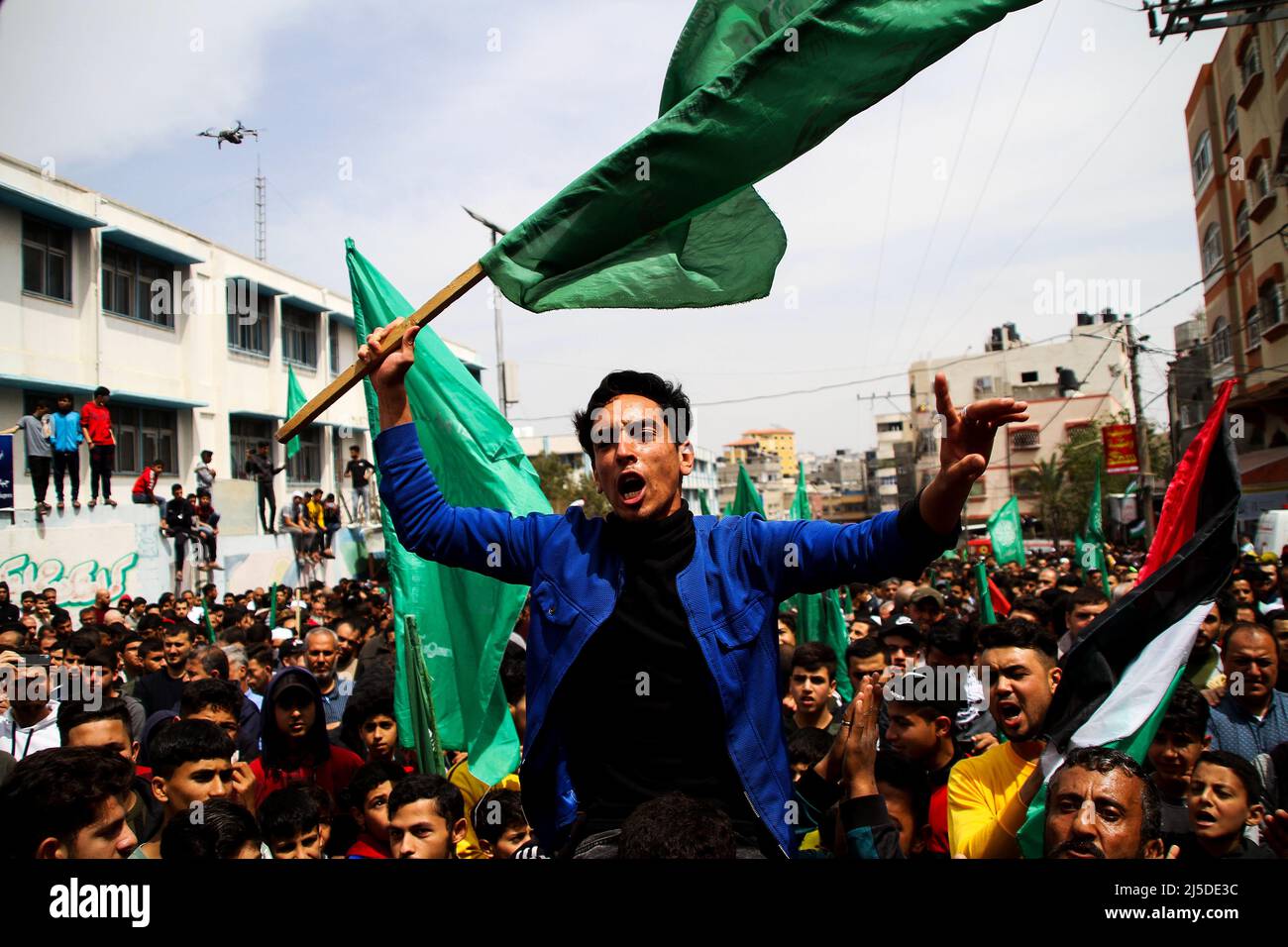 Gaza, Palästina. 22. April 2022. 22. April 2022, Dschabalia, Gazastreifen, Palästina: Dschabalia, Gazastreifen, Palästina. 22. April 2022. Im Flüchtlingslager Jabalia im nördlichen Gazastreifen findet eine Massenkundgebung zur Unterstützung der Al-Aqsa-Moschee in Jerusalem und der Palästinenser im Westjordanland statt. Die Kundgebung fand inmitten einer Eskalation der Gewalt zwischen der palästinensischen Enklave und Israel statt, wobei Israel am Donnerstag vor Sonnenaufgang Luftangriffe im zentralen Gazastreifen abfeuern konnte, nachdem fünf Raketen aus dem Gazastreifen auf israelisches Gebiet abgeschossen wurden. Der Abschuss von Raketen erfolgte als Reaktion auf Angriffe von Israele Stockfoto