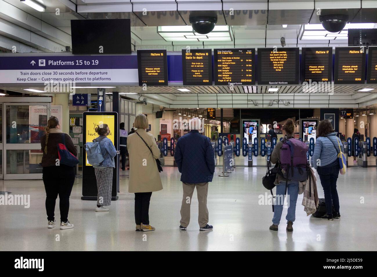 Es wurde bekannt gegeben, dass die Bahnverbindungen zwischen London Victoria und East Croydon über das Feiertagswochenende nicht verfügbar sein werden. Pendler werden gesehen che Stockfoto