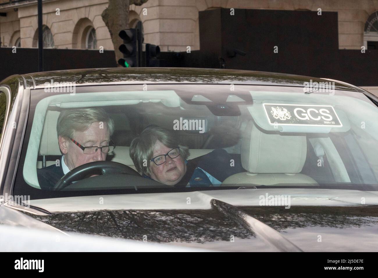 Der Abgeordnete Thérèse Coffey, Staatssekretär für Arbeit und Pensionen, begibt sich für wöchentliche Kabinettssitzungen in die abteigte Straße. Bilder aufgenommen am 19.. April 2022. Stockfoto