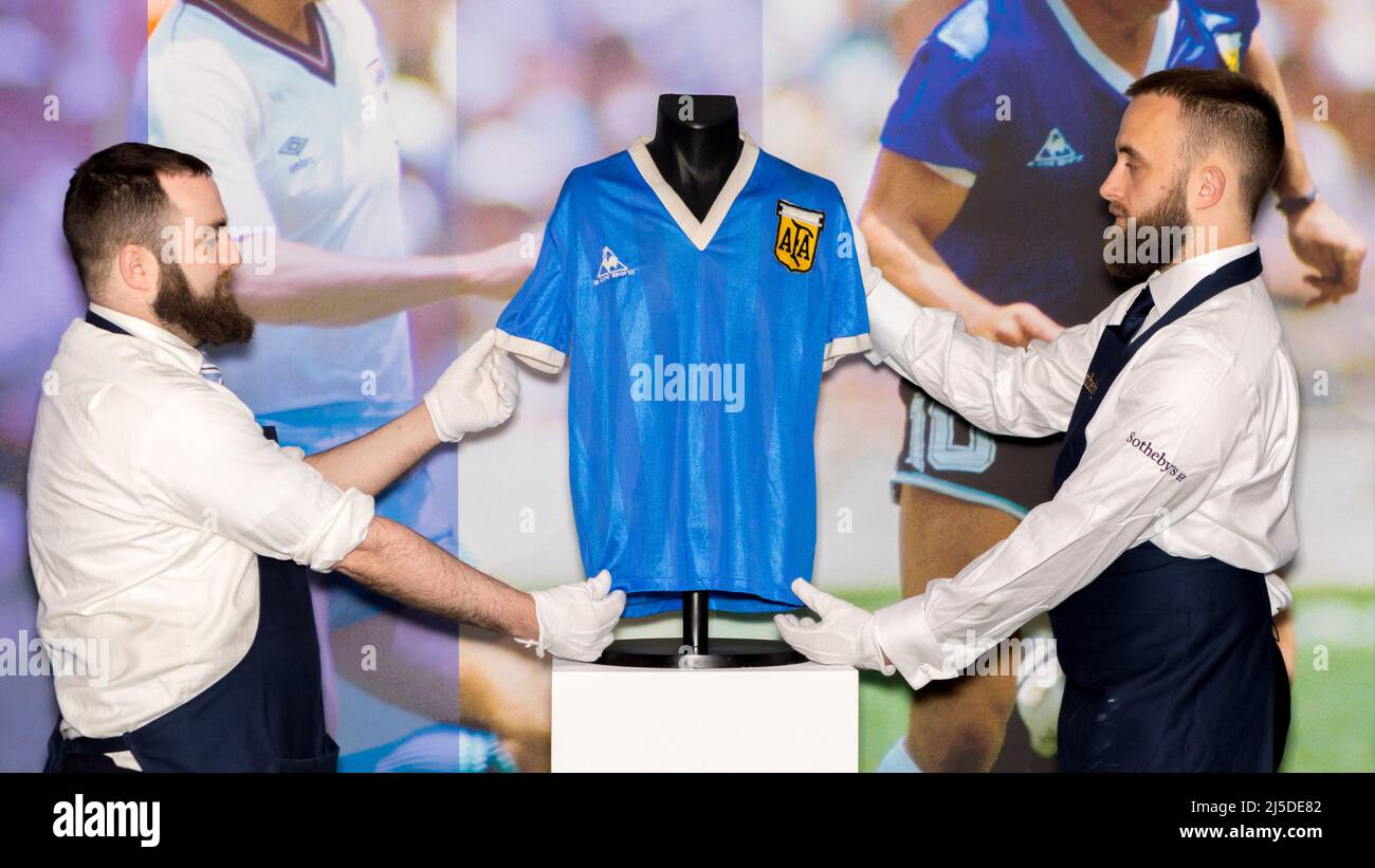 Das T-Shirt des legendären argentinischen Fußballspielers Diego Maradona, das beim Weltcup-Spiel 1986 gegen England getragen wurde, wird heute online versteigert, geschätzt auf Stockfoto