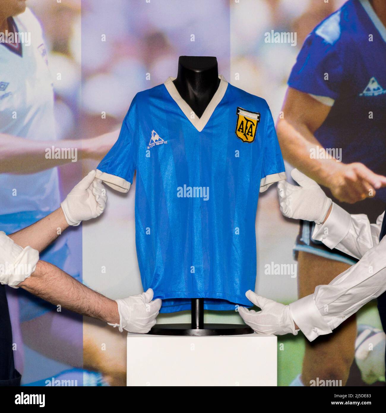 Das T-Shirt des legendären argentinischen Fußballspielers Diego Maradona, das beim Weltcup-Spiel 1986 gegen England getragen wurde, wird heute online versteigert, geschätzt auf Stockfoto