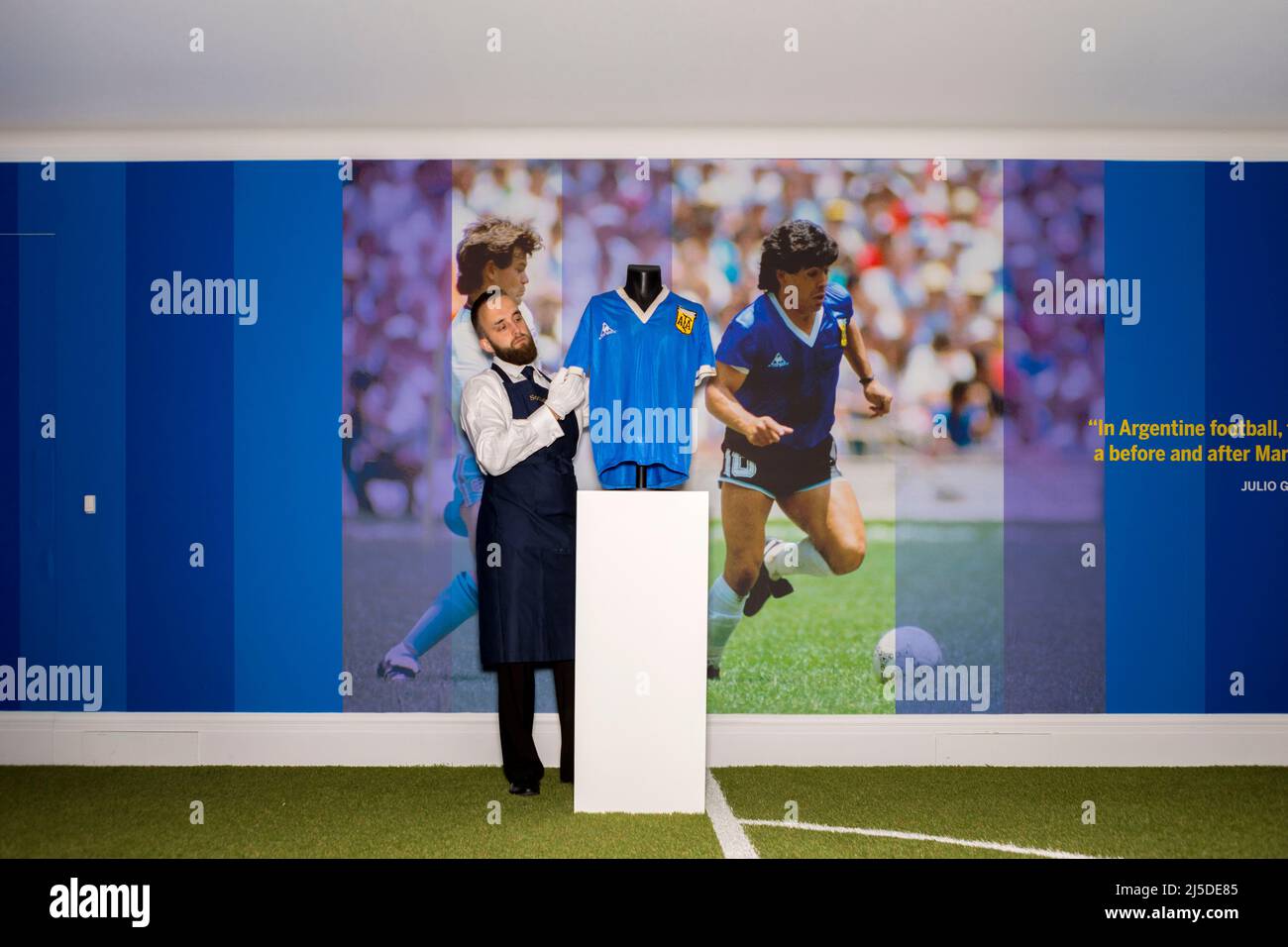 Das T-Shirt des legendären argentinischen Fußballspielers Diego Maradona, das beim Weltcup-Spiel 1986 gegen England getragen wurde, wird heute online versteigert, geschätzt auf Stockfoto