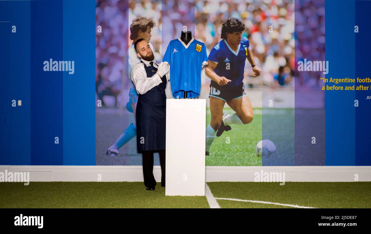 Das T-Shirt des legendären argentinischen Fußballspielers Diego Maradona, das beim Weltcup-Spiel 1986 gegen England getragen wurde, wird heute online versteigert, geschätzt auf Stockfoto