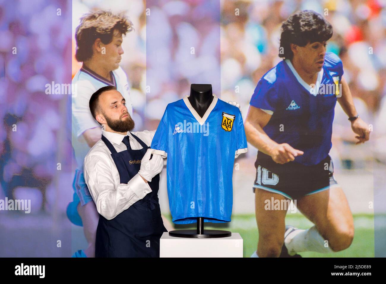 Das T-Shirt des legendären argentinischen Fußballspielers Diego Maradona, das beim Weltcup-Spiel 1986 gegen England getragen wurde, wird heute online versteigert, geschätzt auf Stockfoto