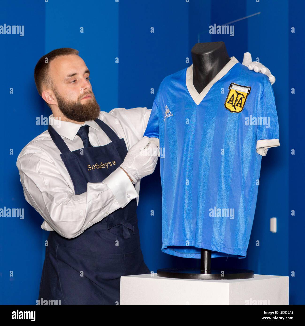 Das T-Shirt des legendären argentinischen Fußballspielers Diego Maradona, das beim Weltcup-Spiel 1986 gegen England getragen wurde, wird heute online versteigert, geschätzt auf Stockfoto