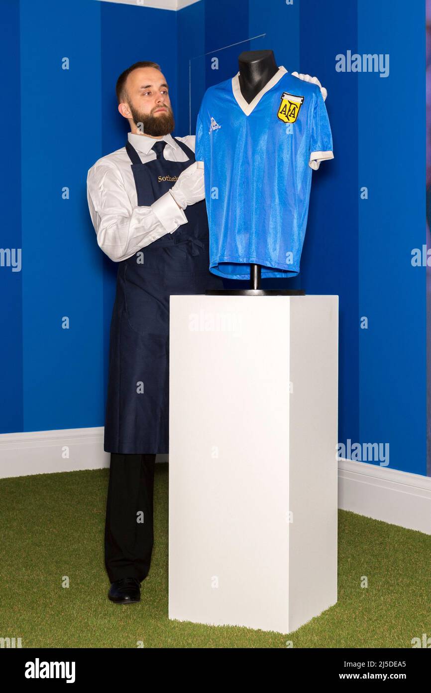 Das T-Shirt des legendären argentinischen Fußballspielers Diego Maradona, das beim Weltcup-Spiel 1986 gegen England getragen wurde, wird heute online versteigert, geschätzt auf Stockfoto