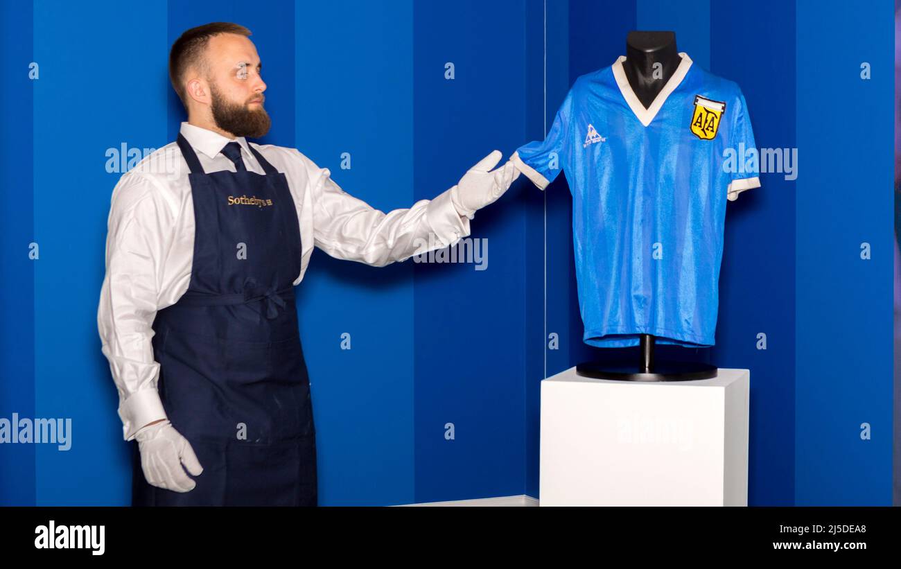 Das T-Shirt des legendären argentinischen Fußballspielers Diego Maradona, das beim Weltcup-Spiel 1986 gegen England getragen wurde, wird heute online versteigert, geschätzt auf Stockfoto