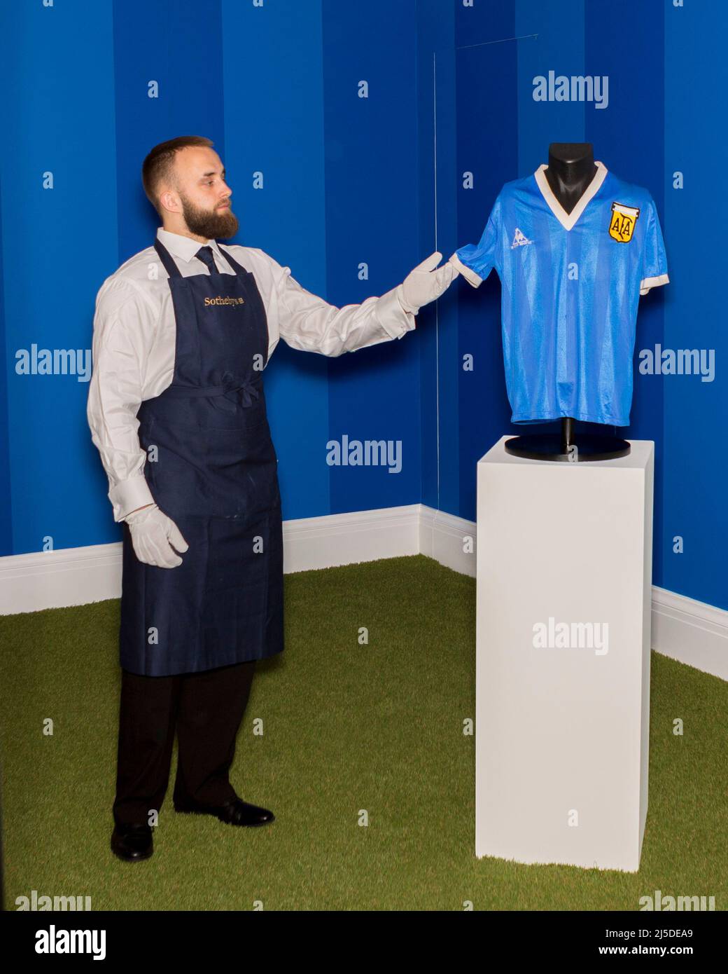 Das T-Shirt des legendären argentinischen Fußballspielers Diego Maradona, das beim Weltcup-Spiel 1986 gegen England getragen wurde, wird heute online versteigert, geschätzt auf Stockfoto