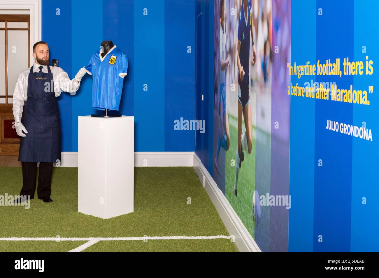 Das T-Shirt des legendären argentinischen Fußballspielers Diego Maradona, das beim Weltcup-Spiel 1986 gegen England getragen wurde, wird heute online versteigert, geschätzt auf Stockfoto