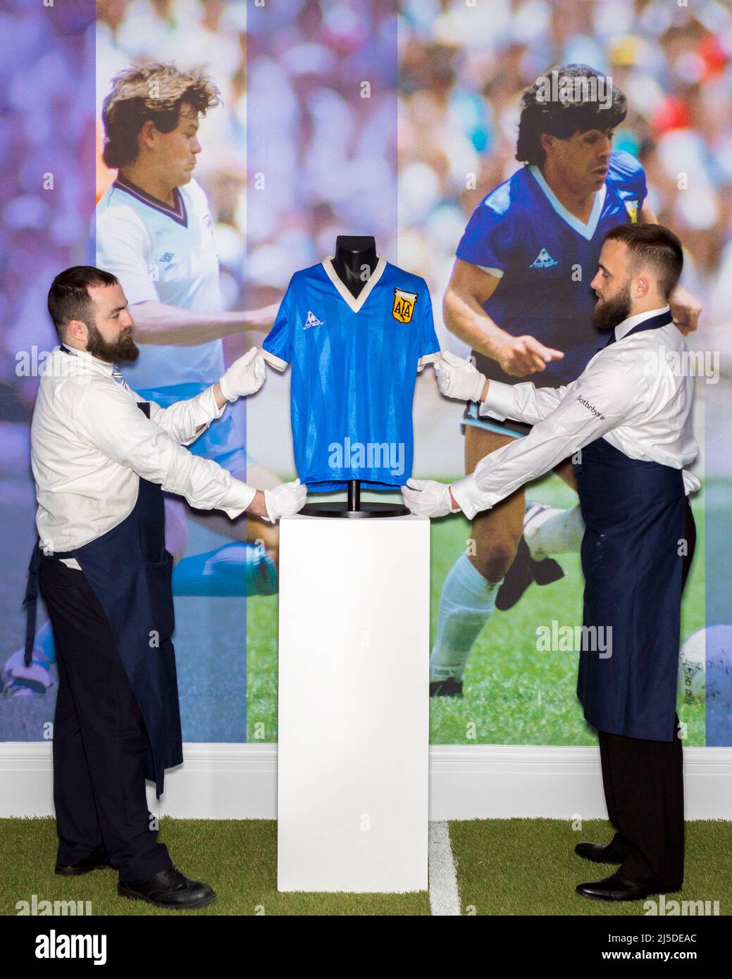 Das T-Shirt des legendären argentinischen Fußballspielers Diego Maradona, das beim Weltcup-Spiel 1986 gegen England getragen wurde, wird heute online versteigert, geschätzt auf Stockfoto