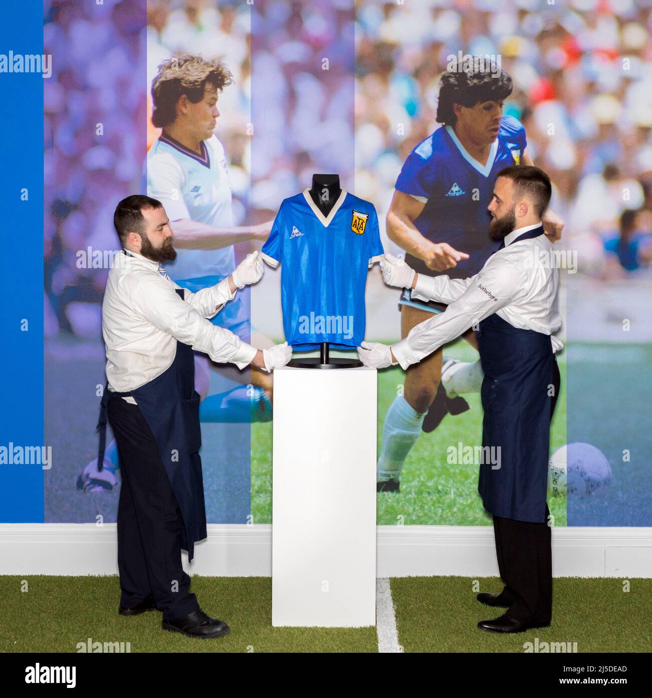 Das T-Shirt des legendären argentinischen Fußballspielers Diego Maradona, das beim Weltcup-Spiel 1986 gegen England getragen wurde, wird heute online versteigert, geschätzt auf Stockfoto