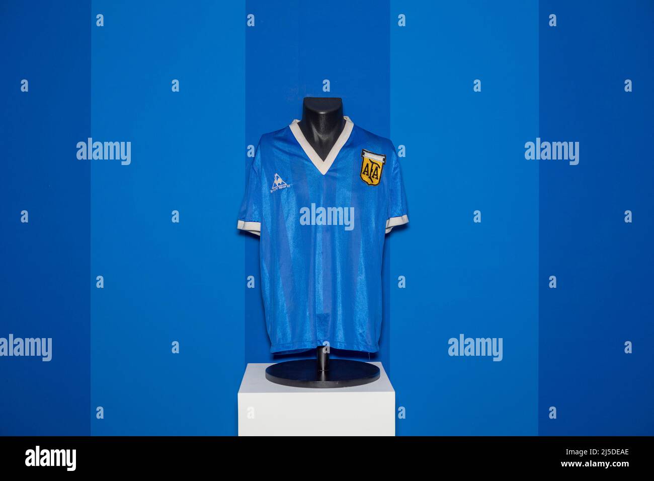 Das T-Shirt des legendären argentinischen Fußballspielers Diego Maradona, das beim Weltcup-Spiel 1986 gegen England getragen wurde, wird heute online versteigert, geschätzt auf Stockfoto