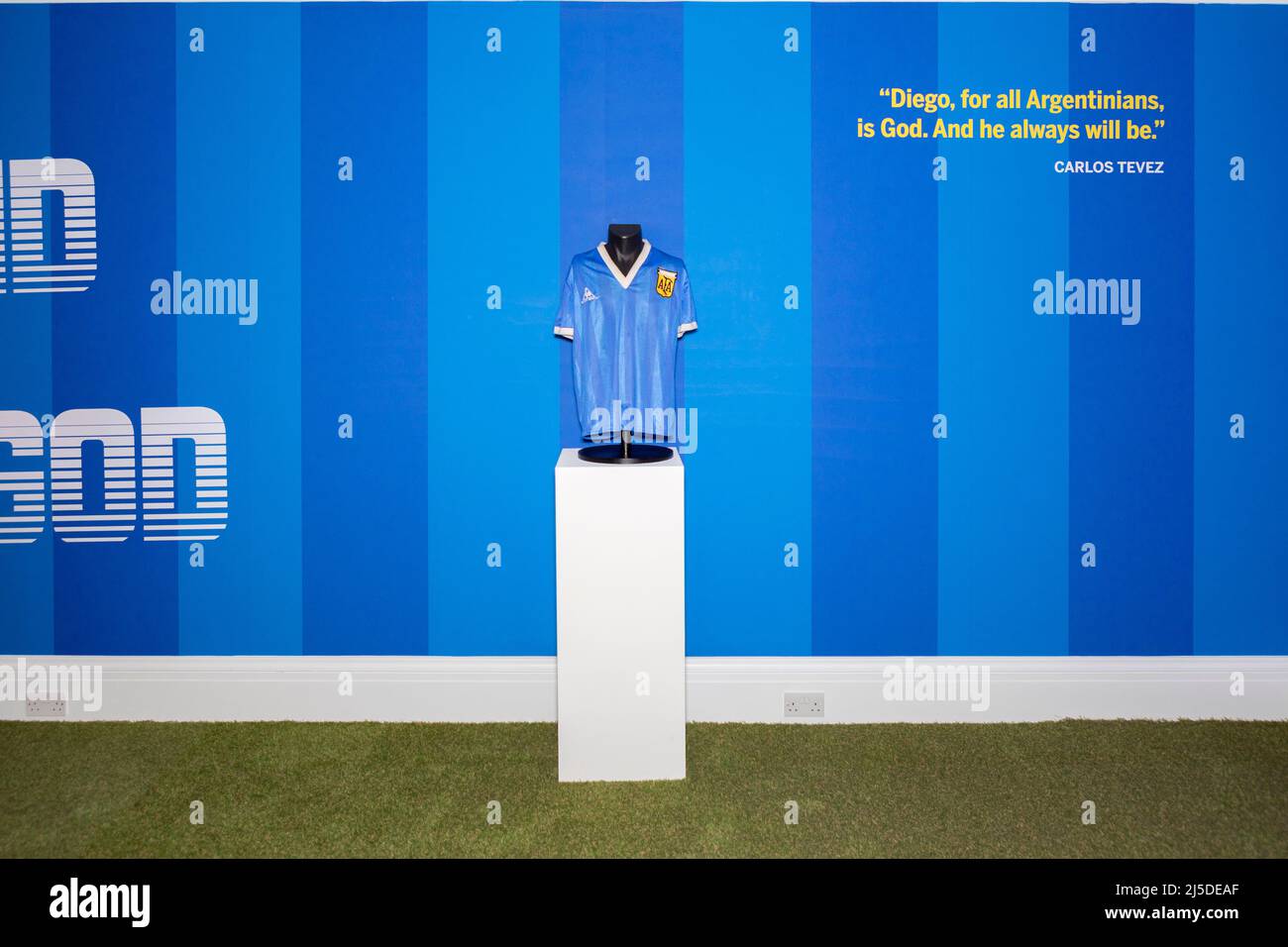 Das T-Shirt des legendären argentinischen Fußballspielers Diego Maradona, das beim Weltcup-Spiel 1986 gegen England getragen wurde, wird heute online versteigert, geschätzt auf Stockfoto