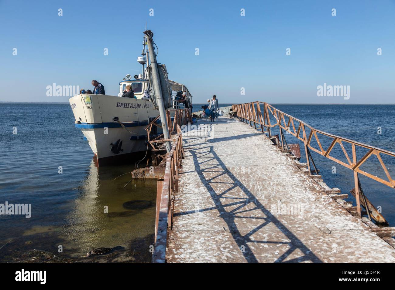 OCHAKIV, REGION MYKOLAIV, UKRAINE - 16. SEPTEMBER 2019: Die Menschen werden auf das Zivilschiff "Brigadier Gorich" in der Nähe der Seebrücke, Schwarzes Meer, geladen Stockfoto
