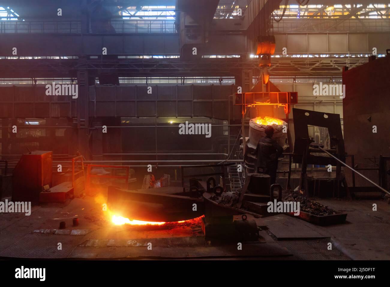 Arbeiter betreibt Metallguss-Prozess in metallurgischen Werk Stockfoto