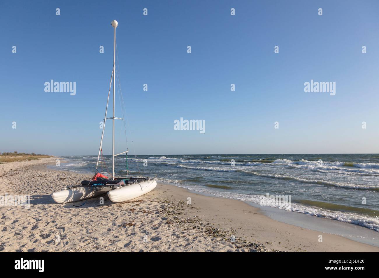 OCHAKIV, REGION MYKOLAIV, UKRAINE - Sept. 16 2019: Segelyacht an der Schwarzmeerküste Stockfoto