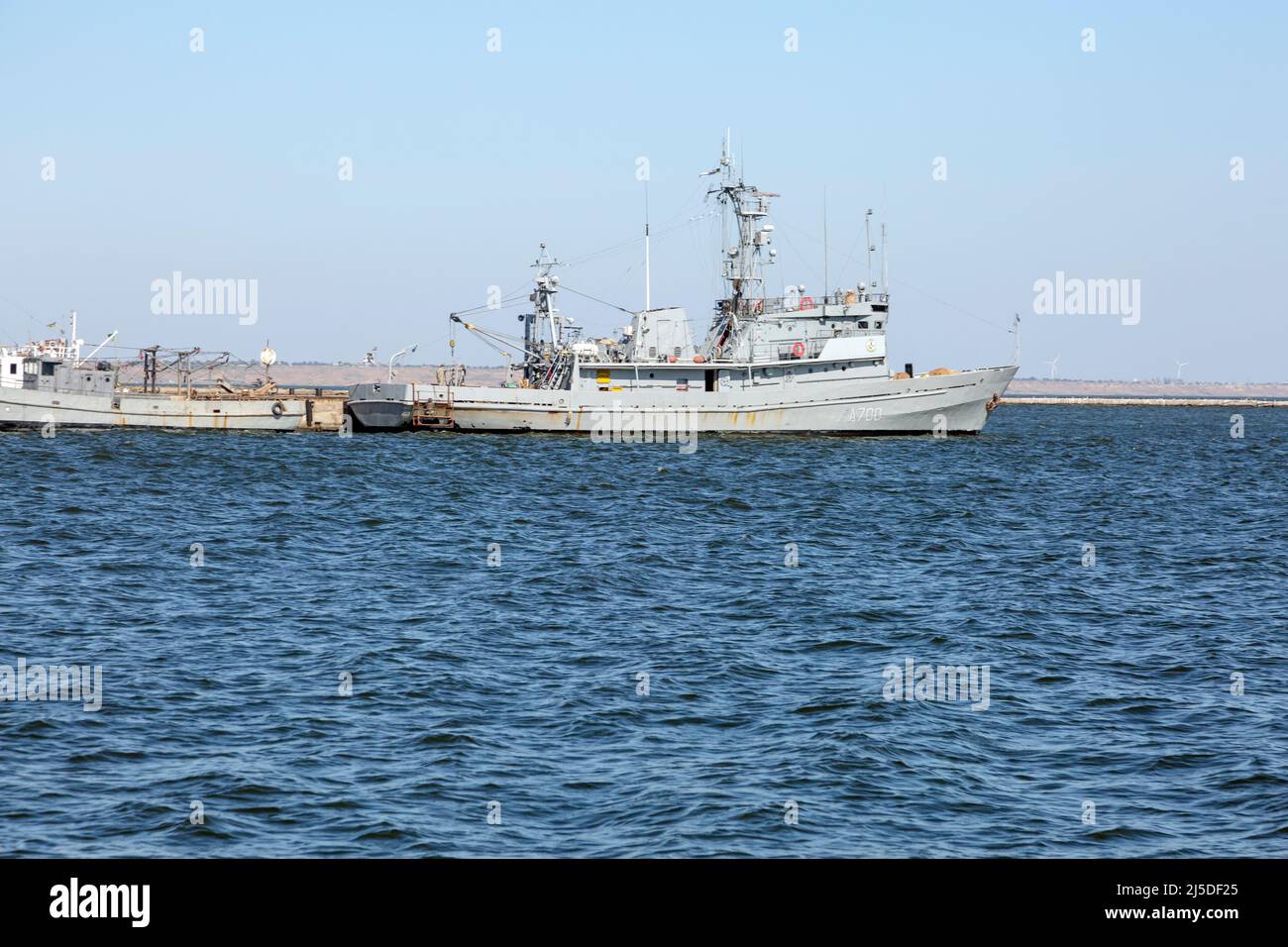 OCHAKIV, REGION MYKOLAIV, UKRAINE - 16 2019. September: Altes Zivilschiff 'Brigadier Gorich' in der Nähe der Seebrücke, dem Schwarzen Meer Stockfoto