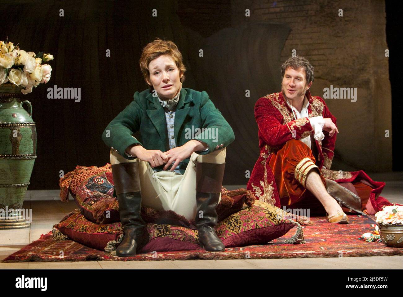 Nancy Carroll (Viola), Jo Stone-Fewings (Orsino) in DER ZWÖLFTEN NACHT von Shakespeare in der Royal Shakespeare Company (RSC), Courtyard Theatre, Stratford-upon-Avon, England 21/10/2009 Design: Robert Jones Beleuchtung: Tim Mitchell Regie: Gregory Doran Stockfoto